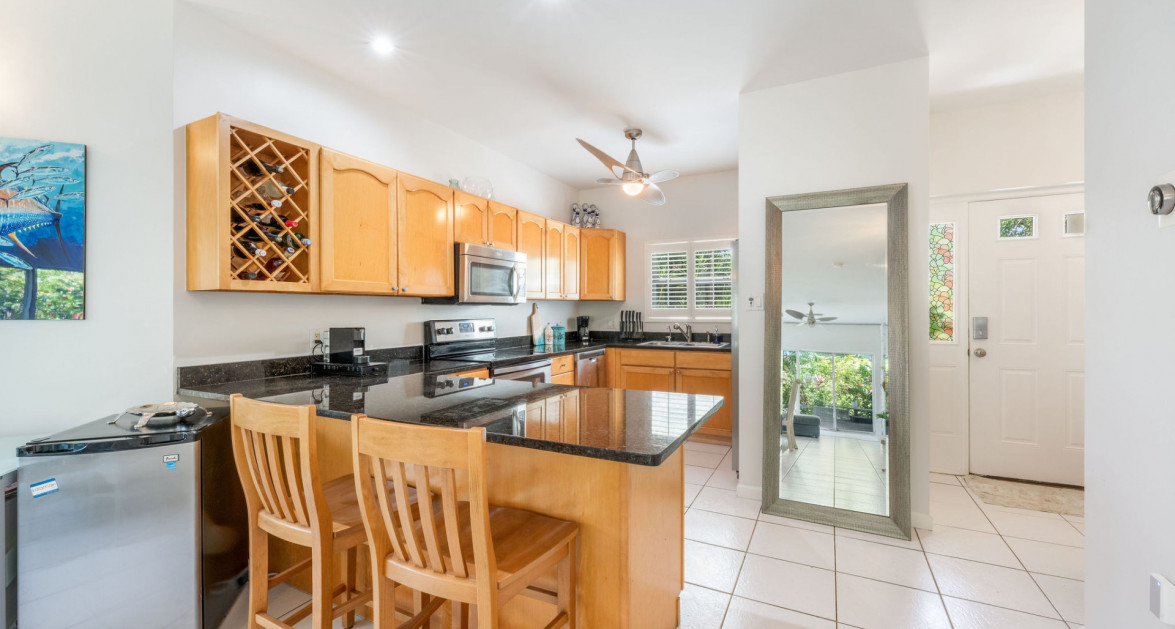 105 COCONUT BAY | UPGRADED END-UNIT TOWNHOUSE IN A QUIET, OCEANFRONT COMMUNITY - Image 4