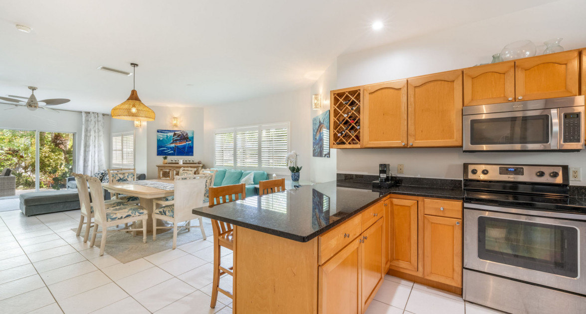 105 COCONUT BAY | UPGRADED END-UNIT TOWNHOUSE IN A QUIET, OCEANFRONT COMMUNITY - Image 6