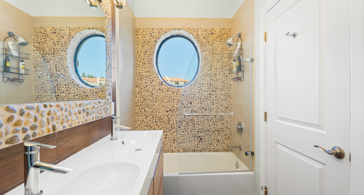 107 SAN SEBASTIAN- EXCEPTIONAL, LARGE 2-BED CONDO IN SOUGHT-AFTER SOUTH SOUND LOCATION - Image 9