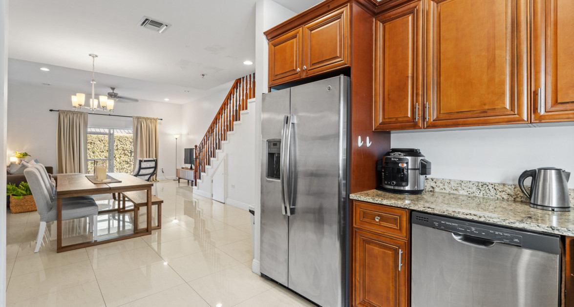 17 SNUG HARBOUR VILLAS | FANTASTIC 2-BED/ 2.5 BATH IN HIGHLY SOUGHT-AFTER COMPLEX - Image 9