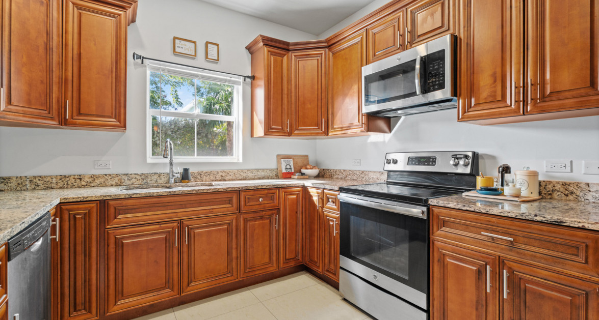 17 SNUG HARBOUR VILLAS | FANTASTIC 2-BED/ 2.5 BATH IN HIGHLY SOUGHT-AFTER COMPLEX - Image 8