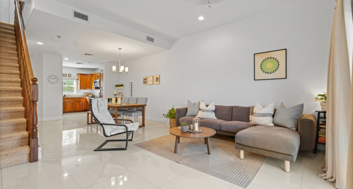 17 SNUG HARBOUR VILLAS | FANTASTIC 2-BED/ 2.5 BATH IN HIGHLY SOUGHT-AFTER COMPLEX - Image 3