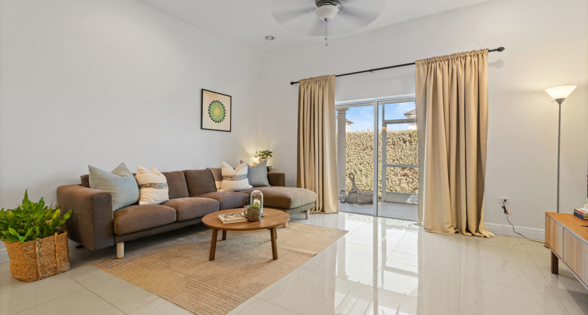 17 SNUG HARBOUR VILLAS | FANTASTIC 2-BED/ 2.5 BATH IN HIGHLY SOUGHT-AFTER COMPLEX - Image 2