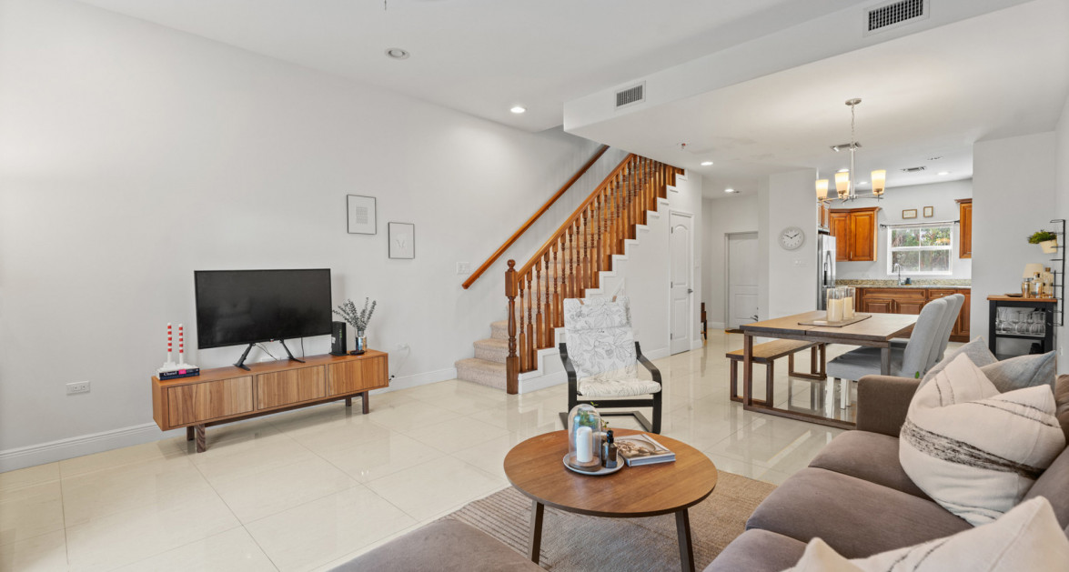 17 SNUG HARBOUR VILLAS | FANTASTIC 2-BED/ 2.5 BATH IN HIGHLY SOUGHT-AFTER COMPLEX - Image 1