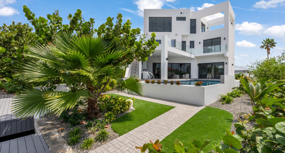 18 Baccarat Quay, Crystal Harbour - Image 1