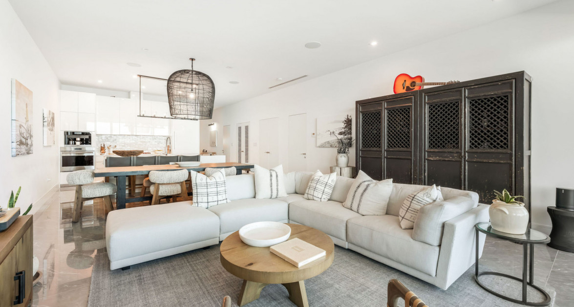 1FIN- Single Level Corner Condo with Excellent Layout - Image 4
