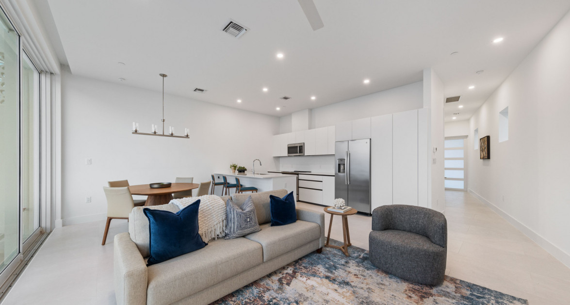 21 SUNSET POINT- 3RD FLOOR OVERSIZED 1 BED/ 1.5 BATH CONDO | PHENOMENAL VIEWS! - Image 2