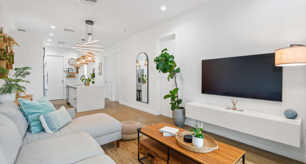 23 ALLURE | EXCEPTIONAL WATERFRONT 2-BED UNIT WITH A HIGHLY MODIFIED LAYOUT - Image 6
