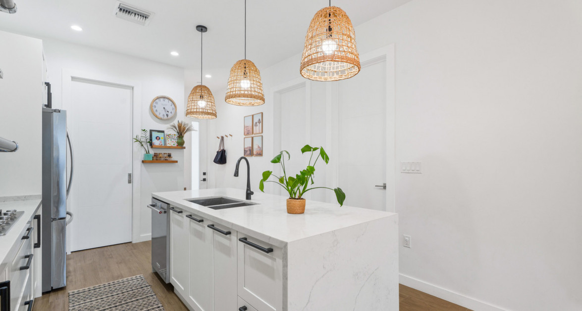 23 ALLURE | EXCEPTIONAL WATERFRONT 2-BED UNIT WITH A HIGHLY MODIFIED LAYOUT - Image 4
