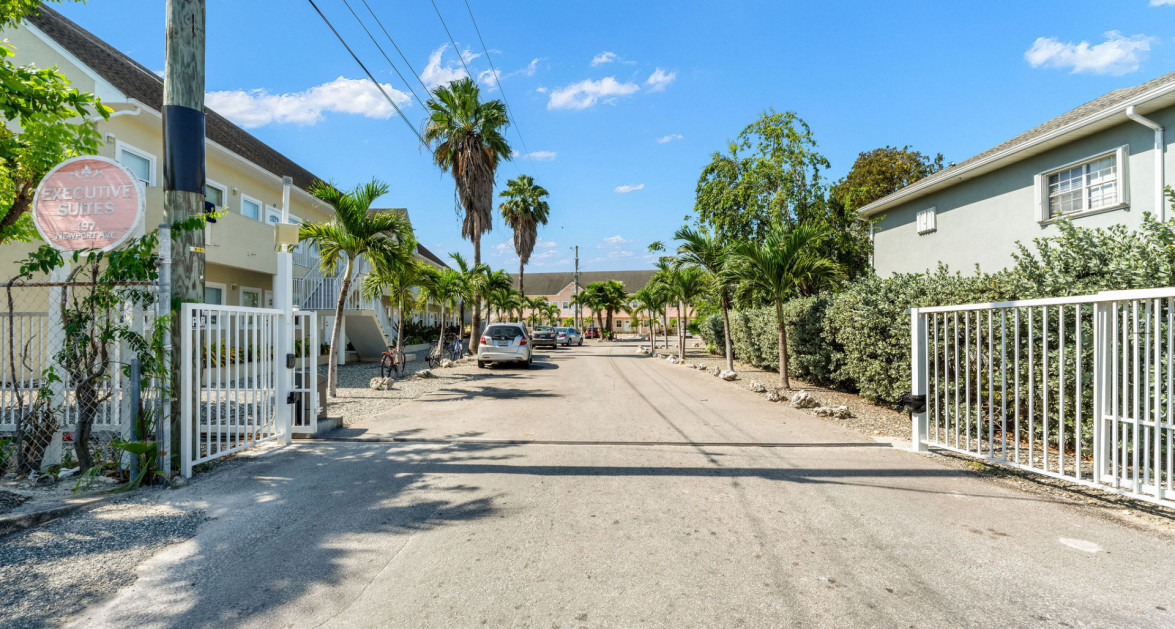 #25 EXECUTIVE SUITES, PRIME LOCATION | 1 BED MIDDLE UNIT - Image 11