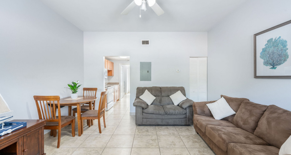 #25 EXECUTIVE SUITES, PRIME LOCATION | 1 BED MIDDLE UNIT - Image 2