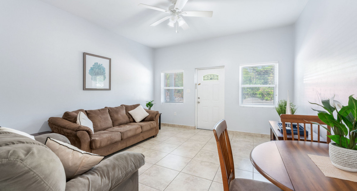 #25 EXECUTIVE SUITES, PRIME LOCATION | 1 BED MIDDLE UNIT - Image 1