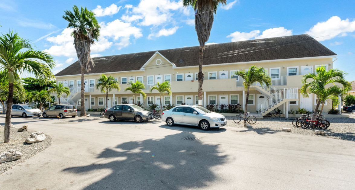 #25 EXECUTIVE SUITES, PRIME LOCATION | 1 BED MIDDLE UNIT - Image 4