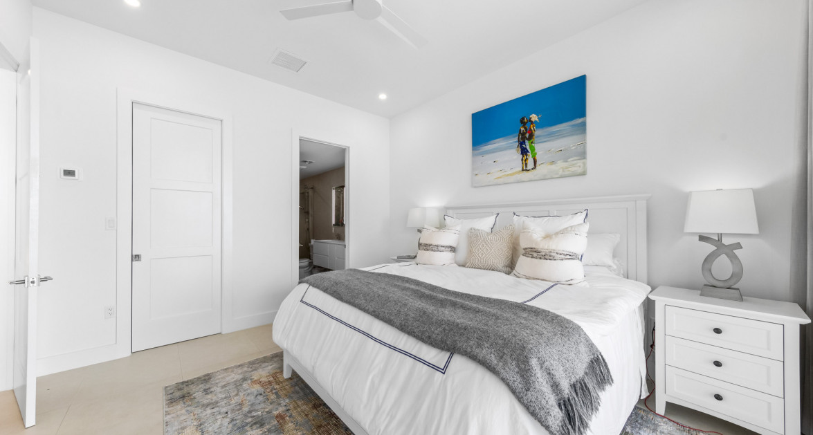 26 SUNSET POINT | RARE 3?BED UNIT WITH ITS OWN 0.33?ACRE PRIVATE SEAFRONT LOT - Image 10