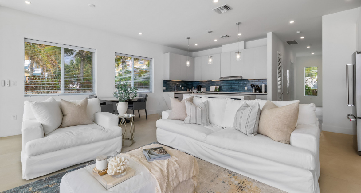 26 SUNSET POINT | RARE 3?BED UNIT WITH ITS OWN 0.33?ACRE PRIVATE SEAFRONT LOT - Image 6