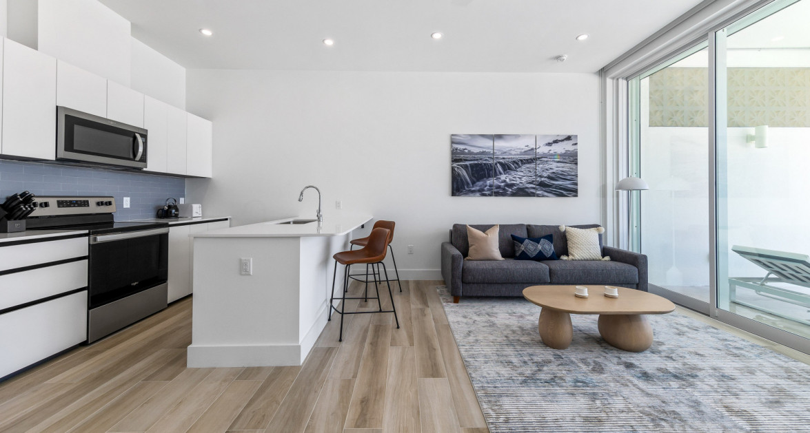 28 Sunset Point | Well Appointed Seafront Unit | 1-Bed/ 1.5 Bath - Image 3