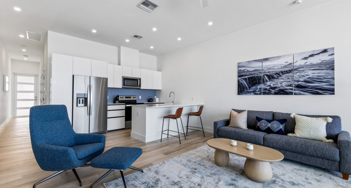 28 Sunset Point | Well Appointed Seafront Unit | 1-Bed/ 1.5 Bath - Image 2