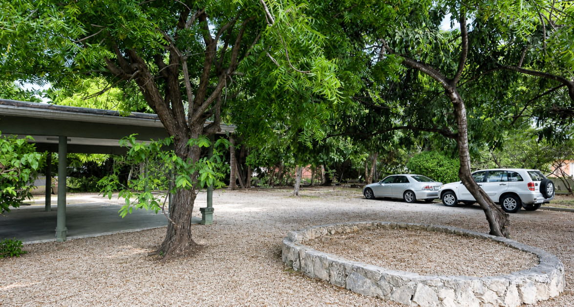 4 bedroom home with 2 cottages - Image 1