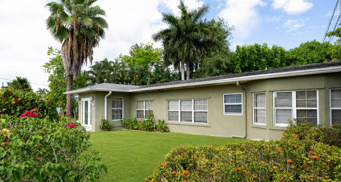 4 bedroom home with 2 cottages - Image 2