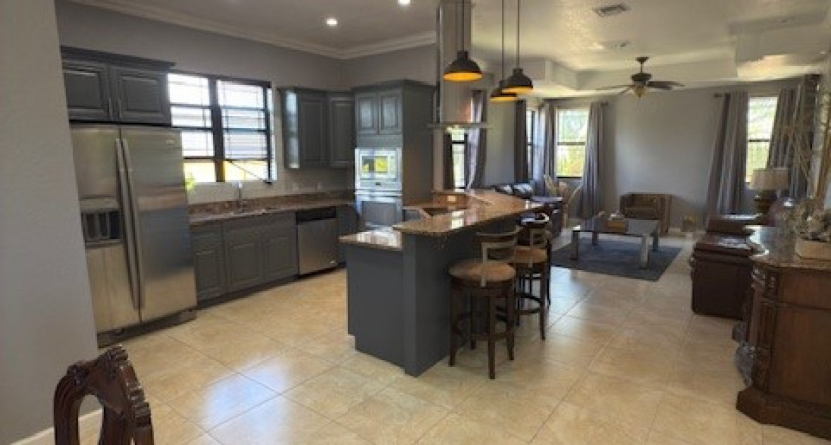 6 Bedroom across from Beautiful Breakers Beach - Image 4