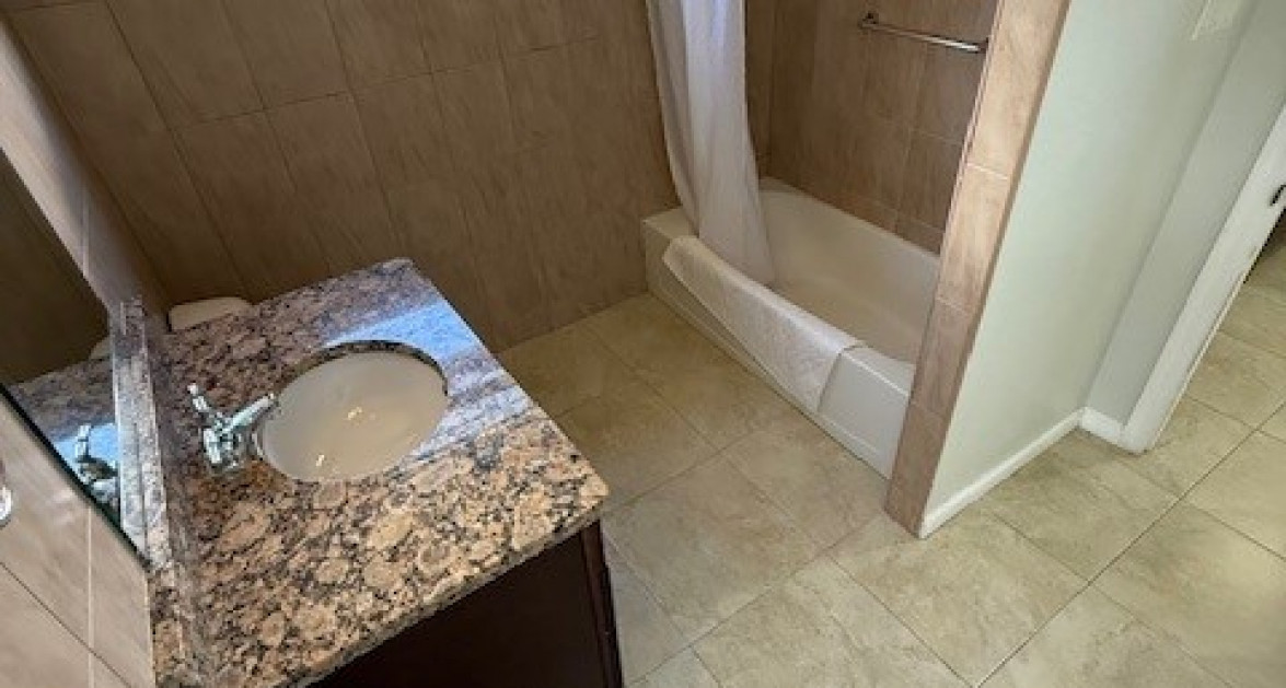 6 Bedroom across from Beautiful Breakers Beach - Image 26