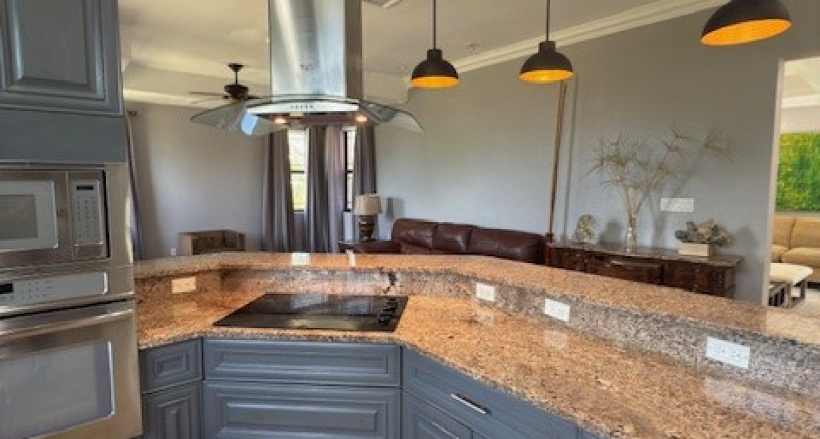 6 Bedroom across from Beautiful Breakers Beach - Image 1