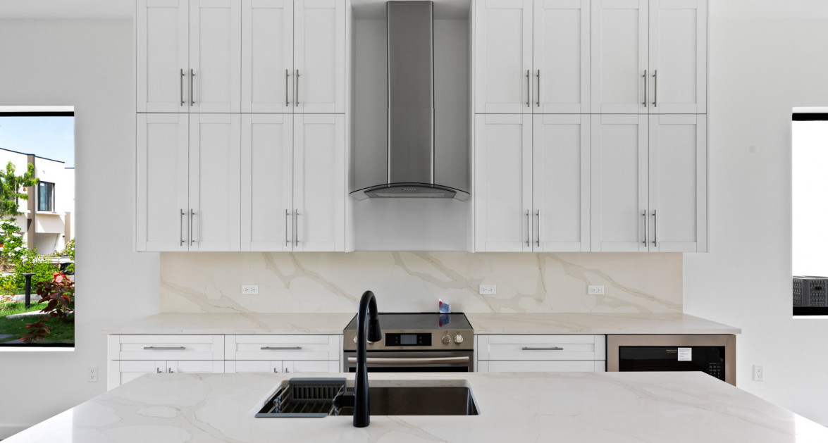 6 PRIVÉ, SOUTH SOUND | UPGRADED 2-BED/2.5-BATH POOL VIEW END UNIT - Image 5