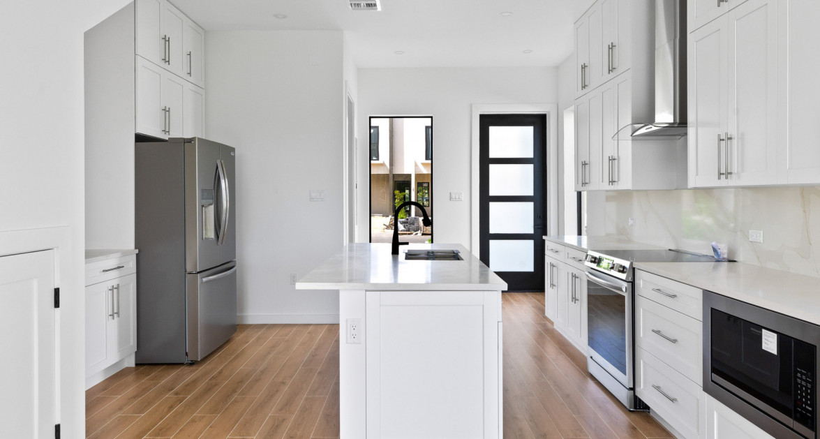 6 PRIVÉ, SOUTH SOUND | UPGRADED 2-BED/2.5-BATH POOL VIEW END UNIT - Image 6