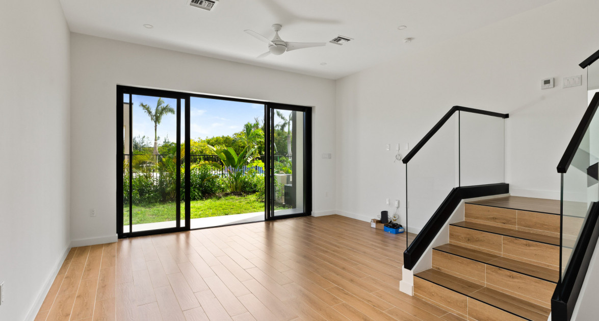 6 PRIVÉ, SOUTH SOUND | UPGRADED 2-BED/2.5-BATH POOL VIEW END UNIT - Image 7