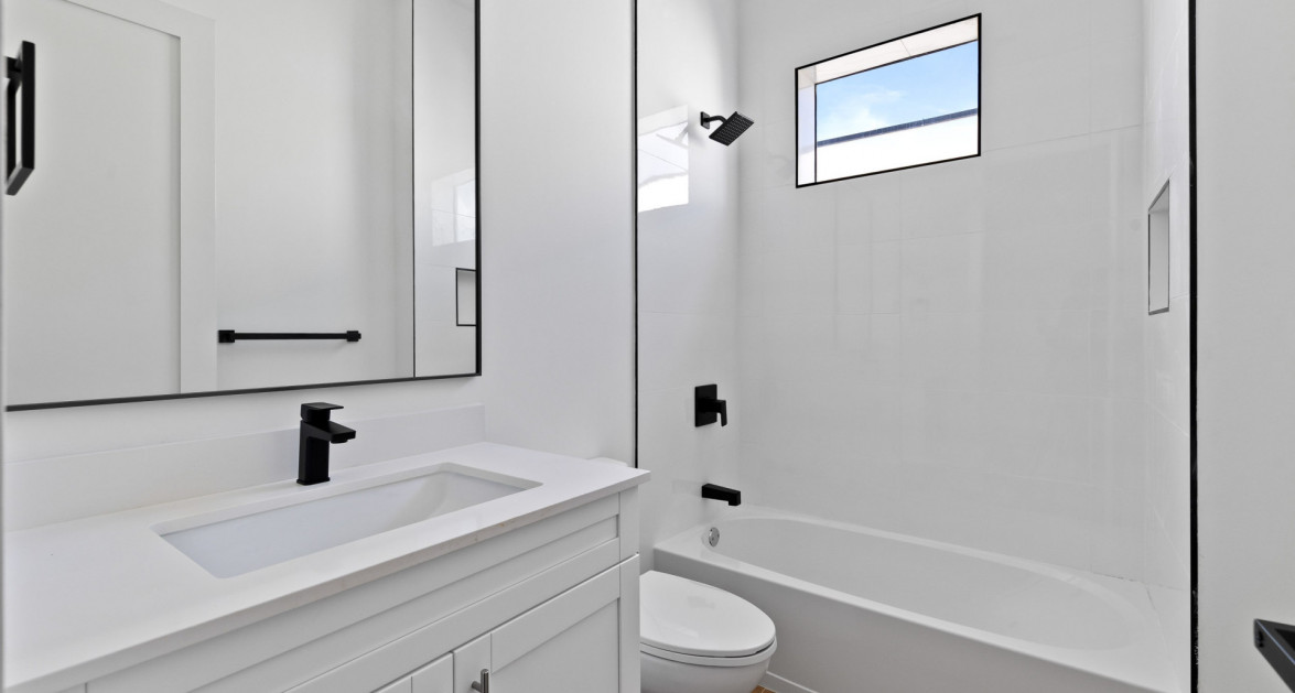 6 PRIVÉ, SOUTH SOUND | UPGRADED 2-BED/2.5-BATH POOL VIEW END UNIT - Image 13