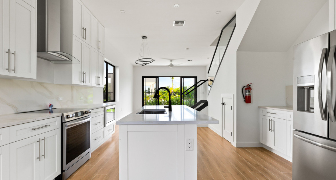 6 PRIVÉ, SOUTH SOUND | UPGRADED 2-BED/2.5-BATH POOL VIEW END UNIT - Image 4