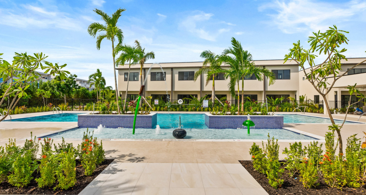 6 PRIVÉ, SOUTH SOUND | UPGRADED 2-BED/2.5-BATH POOL VIEW END UNIT - Image 2