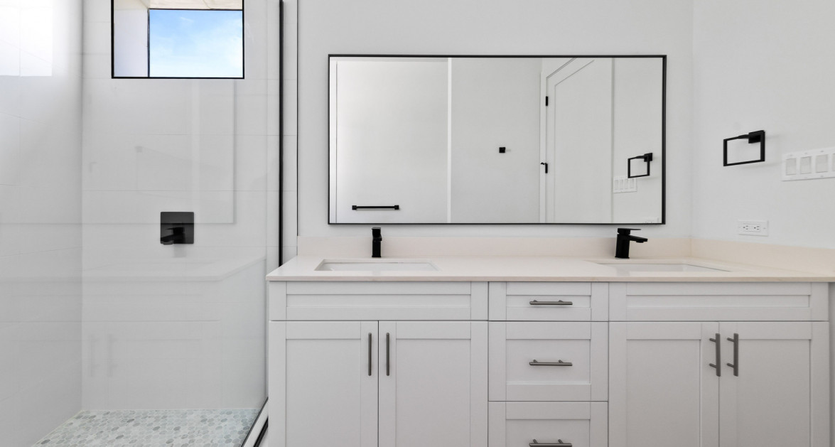 6 PRIVÉ, SOUTH SOUND | UPGRADED 2-BED/2.5-BATH POOL VIEW END UNIT - Image 11