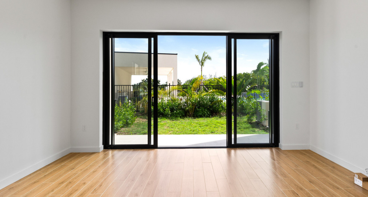 6 PRIVÉ, SOUTH SOUND | UPGRADED 2-BED/2.5-BATH POOL VIEW END UNIT - Image 8