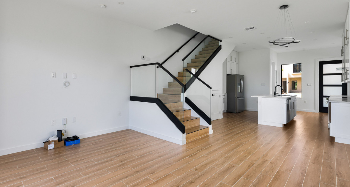 6 PRIVÉ, SOUTH SOUND | UPGRADED 2-BED/2.5-BATH POOL VIEW END UNIT - Image 9