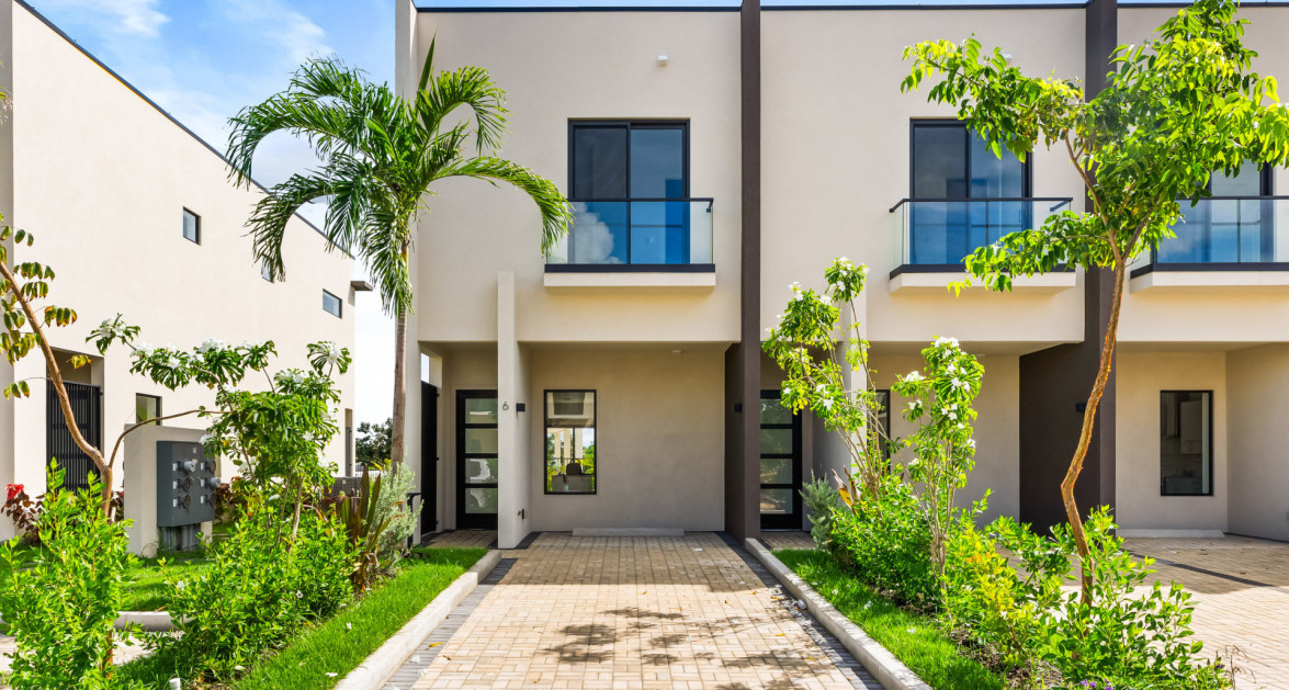 6 PRIVÉ, SOUTH SOUND | UPGRADED 2-BED/2.5-BATH POOL VIEW END UNIT