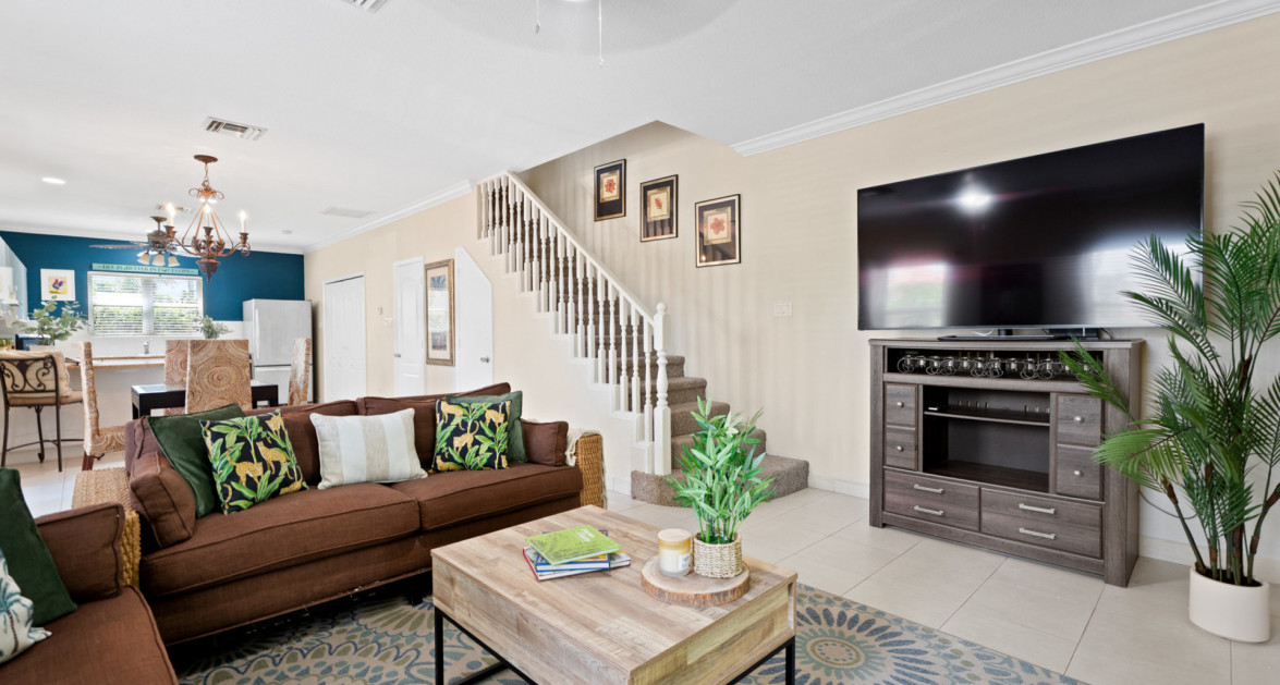 8 GRAND PALMS | BEAUTIFULLY PRESENTED, LARGE 2-BED UNIT IN PRIME SOUTH SOUND COMPLEX - Image 4