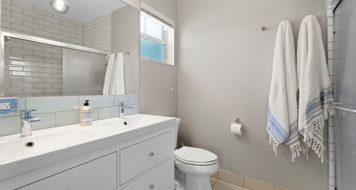 8 GRAND PALMS | BEAUTIFULLY PRESENTED, LARGE 2-BED UNIT IN PRIME SOUTH SOUND COMPLEX - Image 19