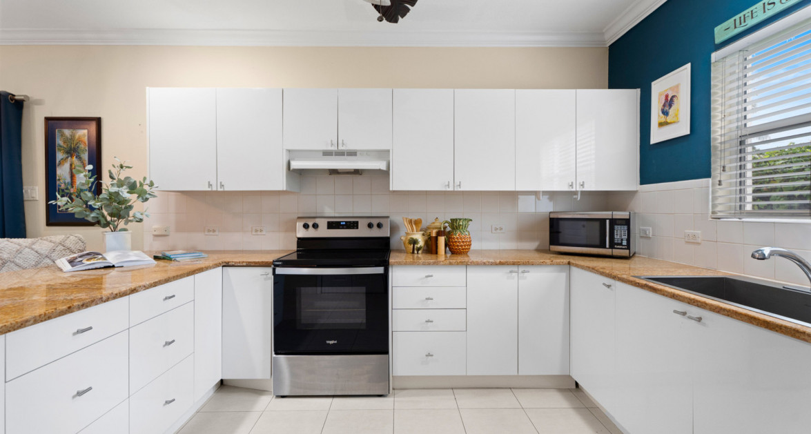 8 GRAND PALMS | BEAUTIFULLY PRESENTED, LARGE 2-BED UNIT IN PRIME SOUTH SOUND COMPLEX - Image 7