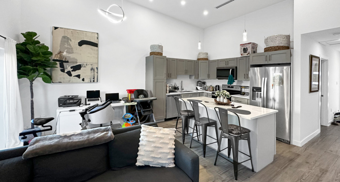 Amaray 1 Bedroom Contemporary Condominium - Image 4