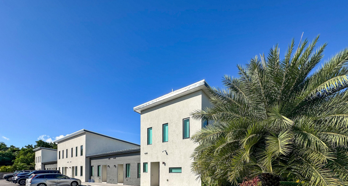 Amaray 1 Bedroom Contemporary Condominium - Image 1