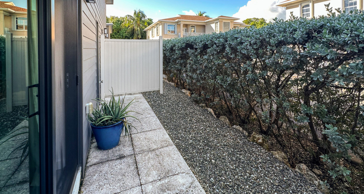 Amaray 1 Bedroom Contemporary Condominium - Image 11