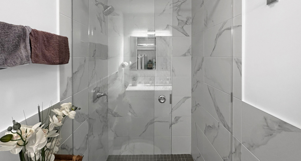 Amaray 1 Bedroom Contemporary Condominium - Image 9