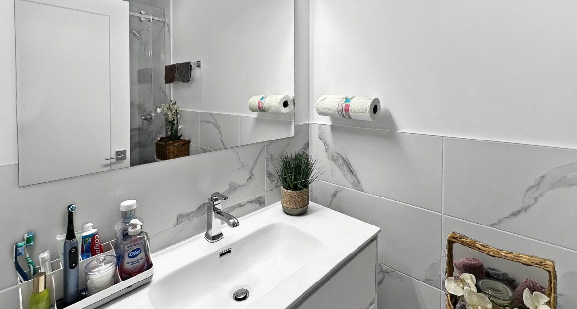 Amaray 1 Bedroom Contemporary Condominium - Image 8