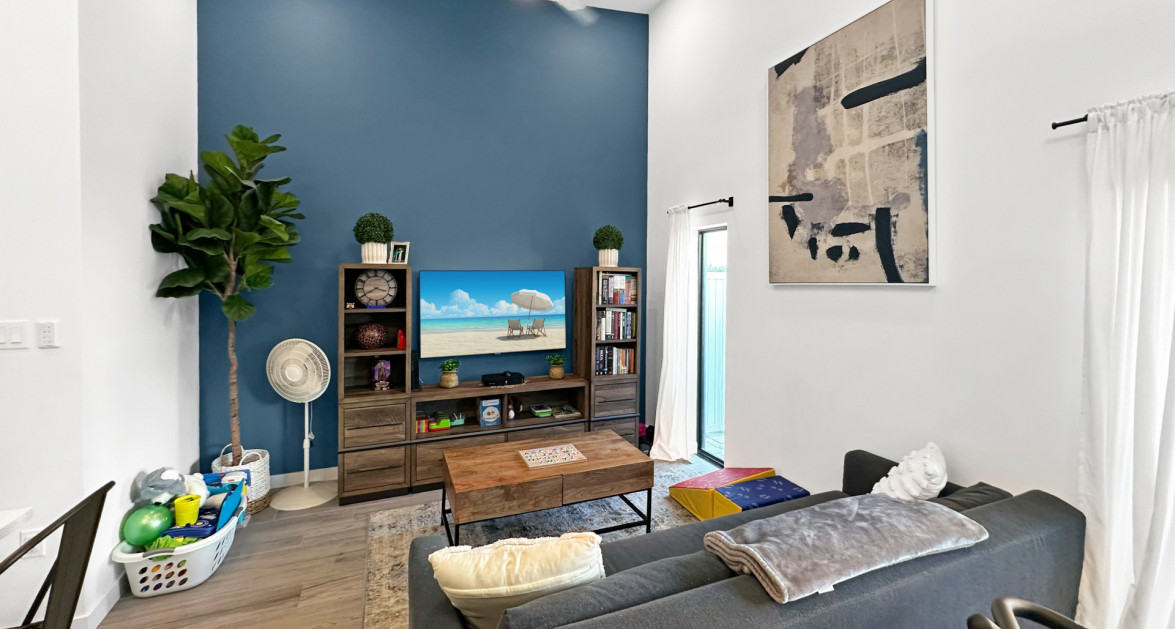 Amaray 1 Bedroom Contemporary Condominium - Image 2