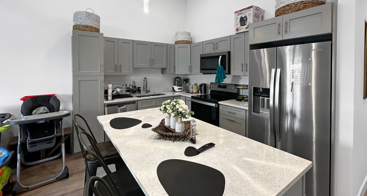 Amaray 1 Bedroom Contemporary Condominium - Image 3