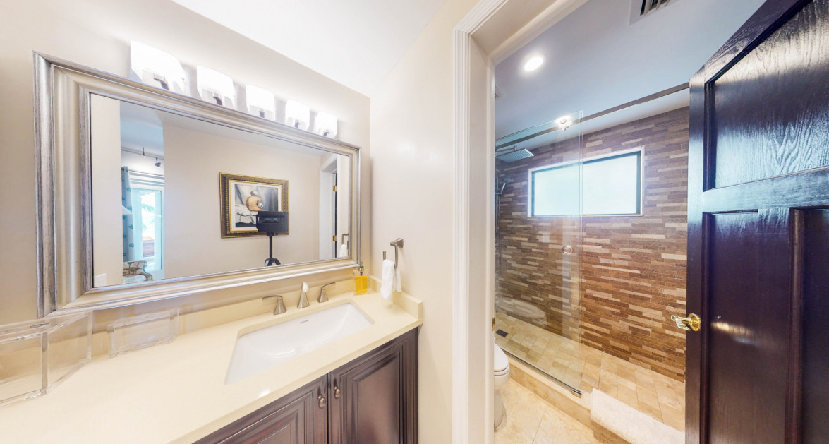 Beachfront Home - Prospect Point - Image 11