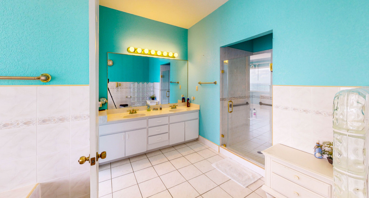 Beachfront Retreat with Pool and Stunning Views - Image 8