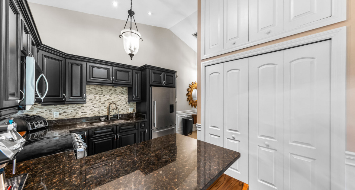 Beautifully Upgraded Lantern Point Condo - Image 5