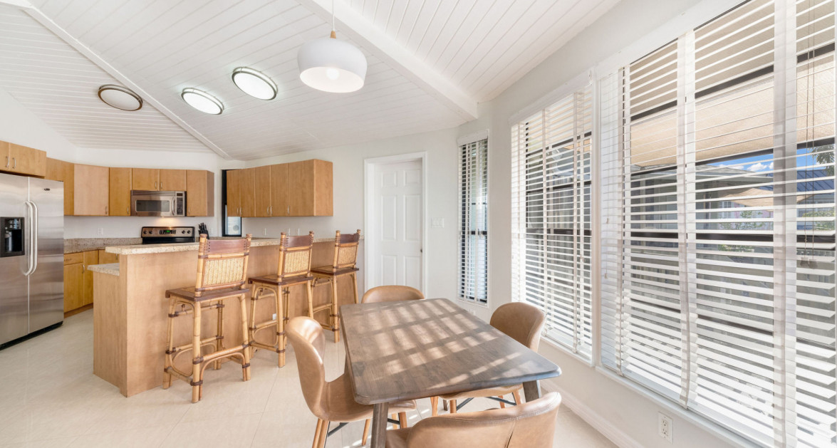 Breezy Pines Top Floor 2 Bed 2 Bath - Image 3